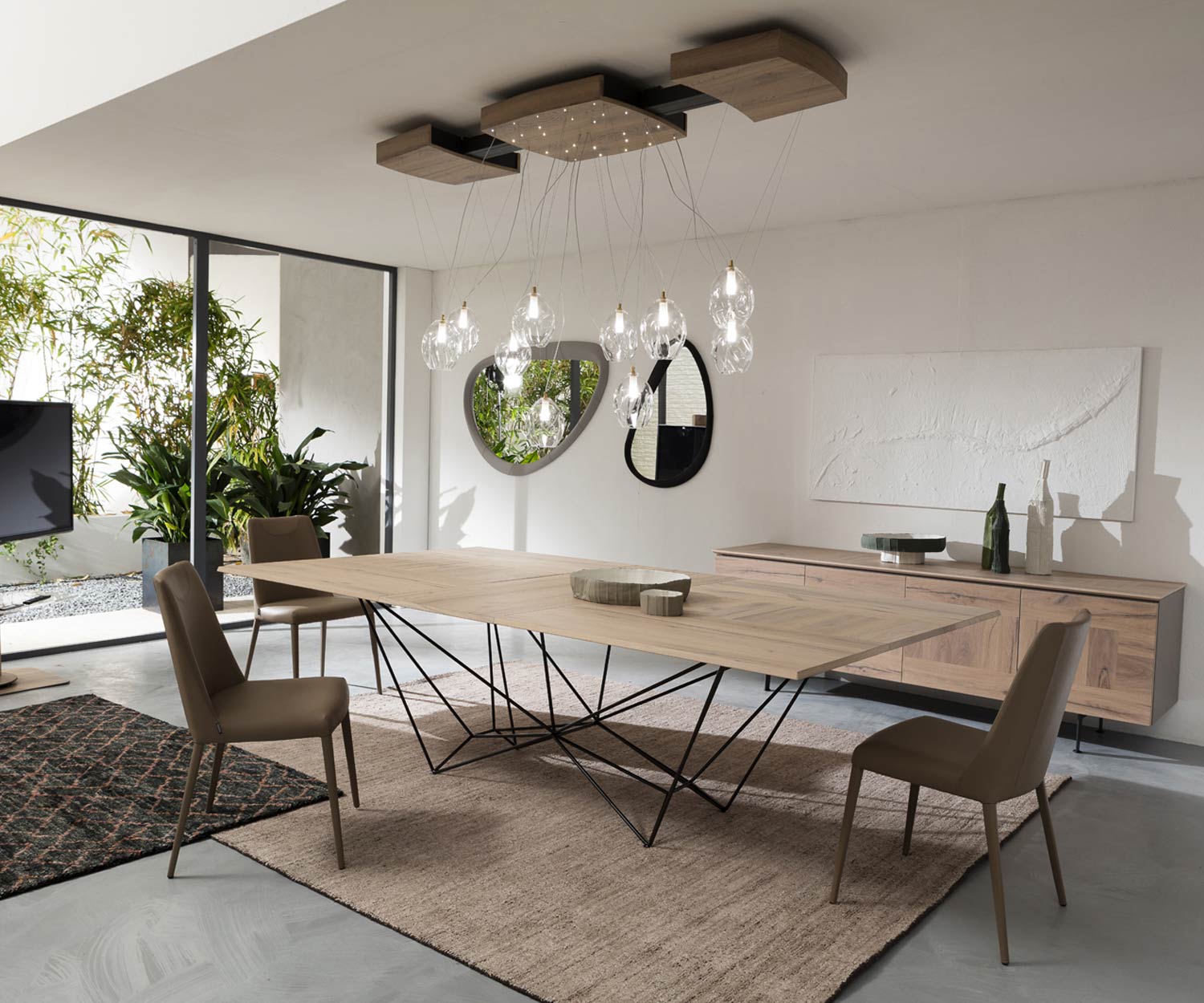 Esempio di tavolo da pranzo di design allungabile da sistemare in sala da pranzo Esempio di tavolo da pranzo di design allungabile da sistemare in sala da pranzo