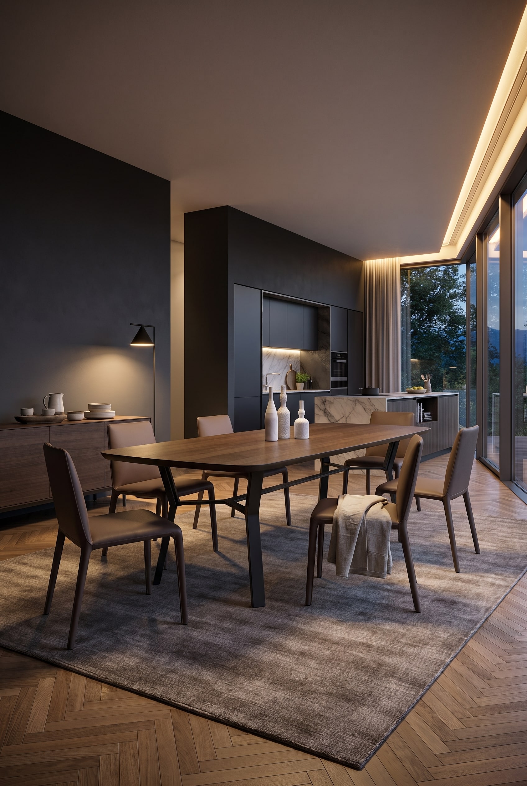 Dunkles, dramatisches Esszimmer mit Esstisch aus Holz, filigranen, abgewinkelten Metallbeinen und braunen Lederstühlen