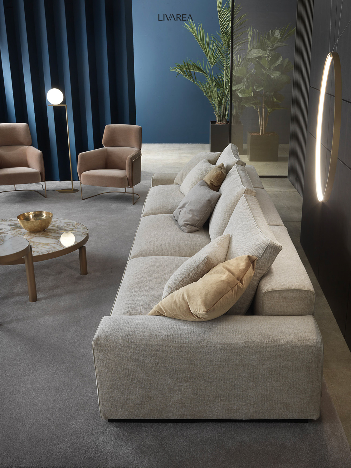 Confortevole divano a 3 posti con braccioli Soggiorno con tavolino laterale poltrona Zona giorno Confortevole divano a 3 posti con braccioli Soggiorno con tavolino laterale poltrona Zona giorno