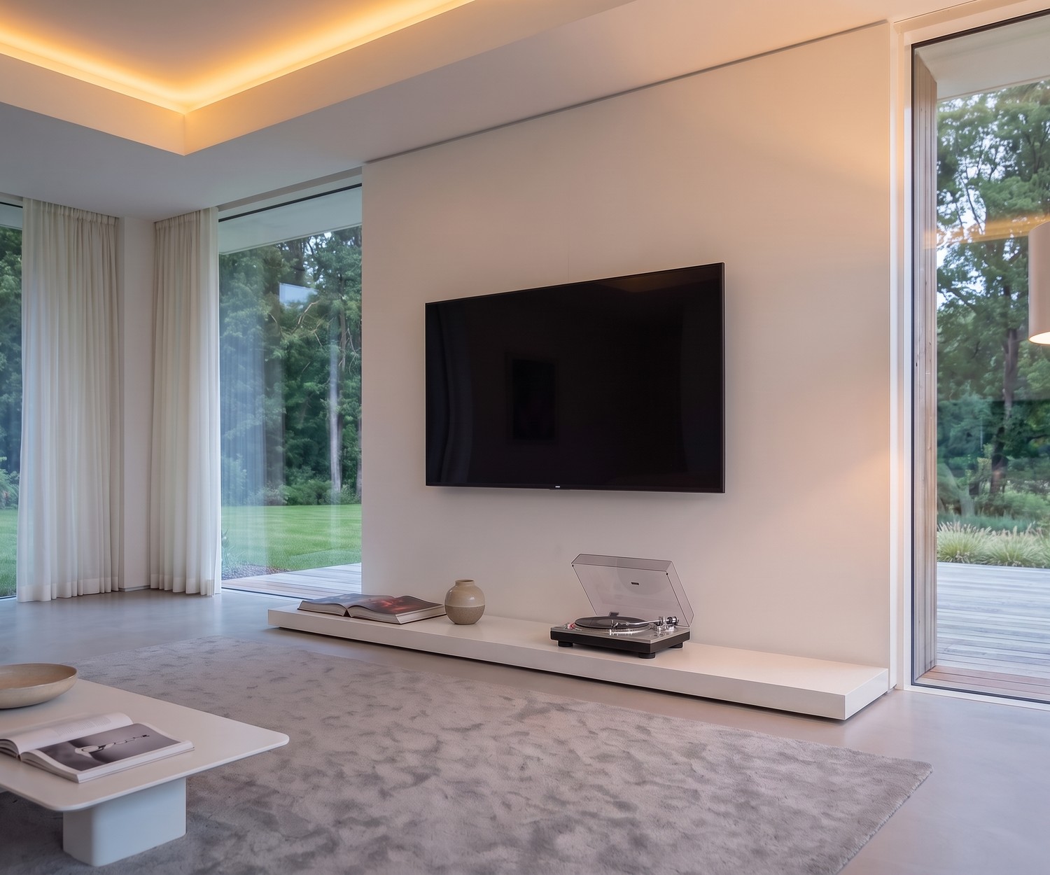 Panca zoccolo pedana TV Livitalia Easy in bianco opaco in un soggiorno moderno dal design minimale.