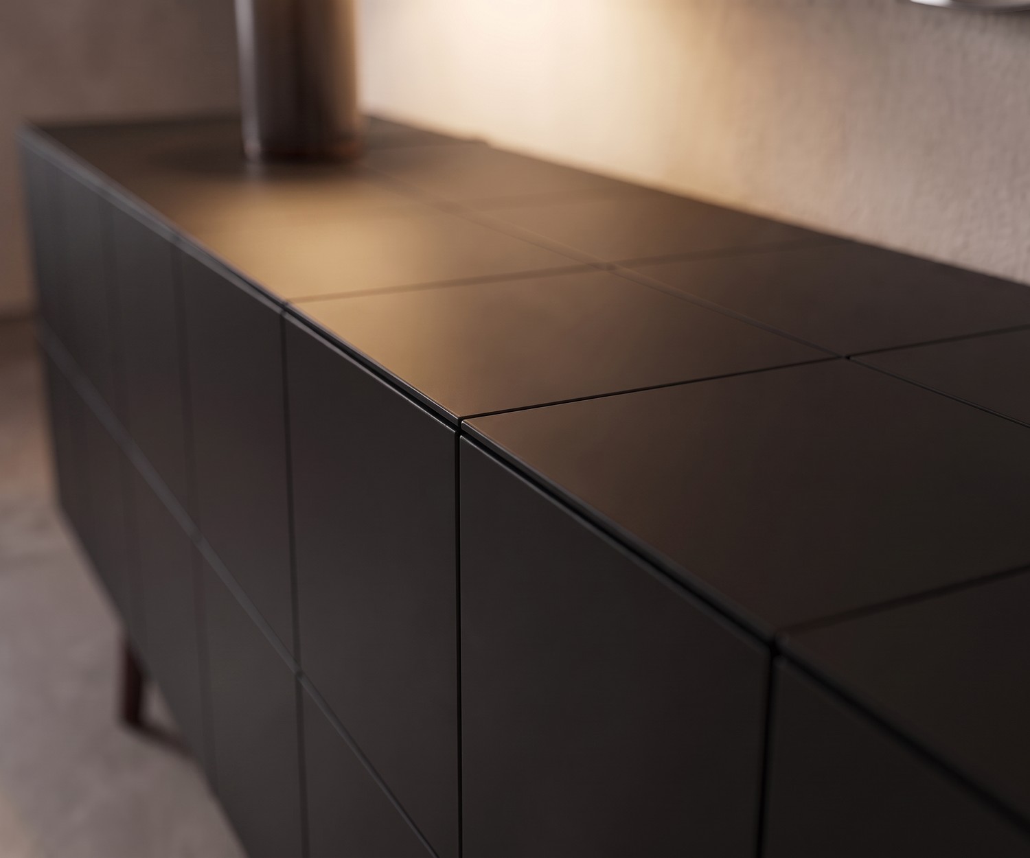Credenza di design al2 MOS-I-KO 003 B per soggiorno, con superficie nero opaco a effetto piastrella e stile moderno.