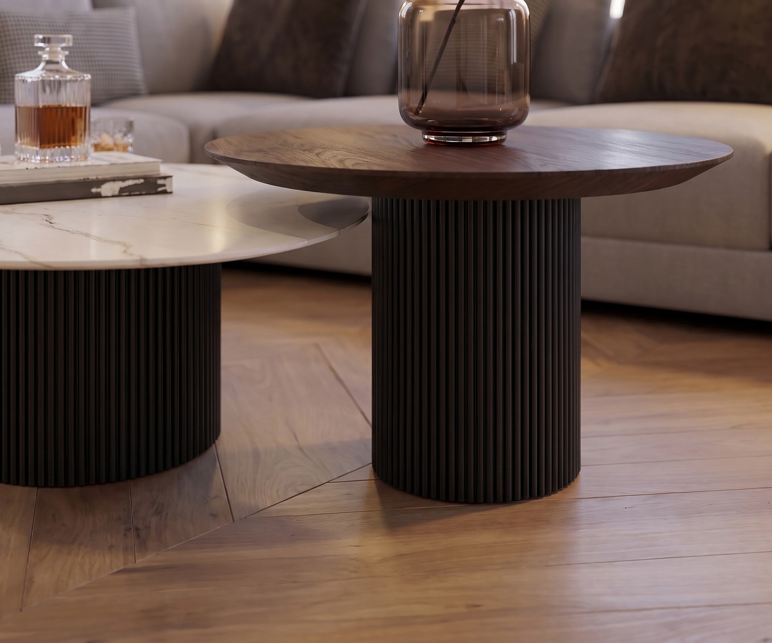 Tavolino da salotto al2 dakry 006 in un elegante set in ceramica e legno davanti a un divano grigio moderno.
