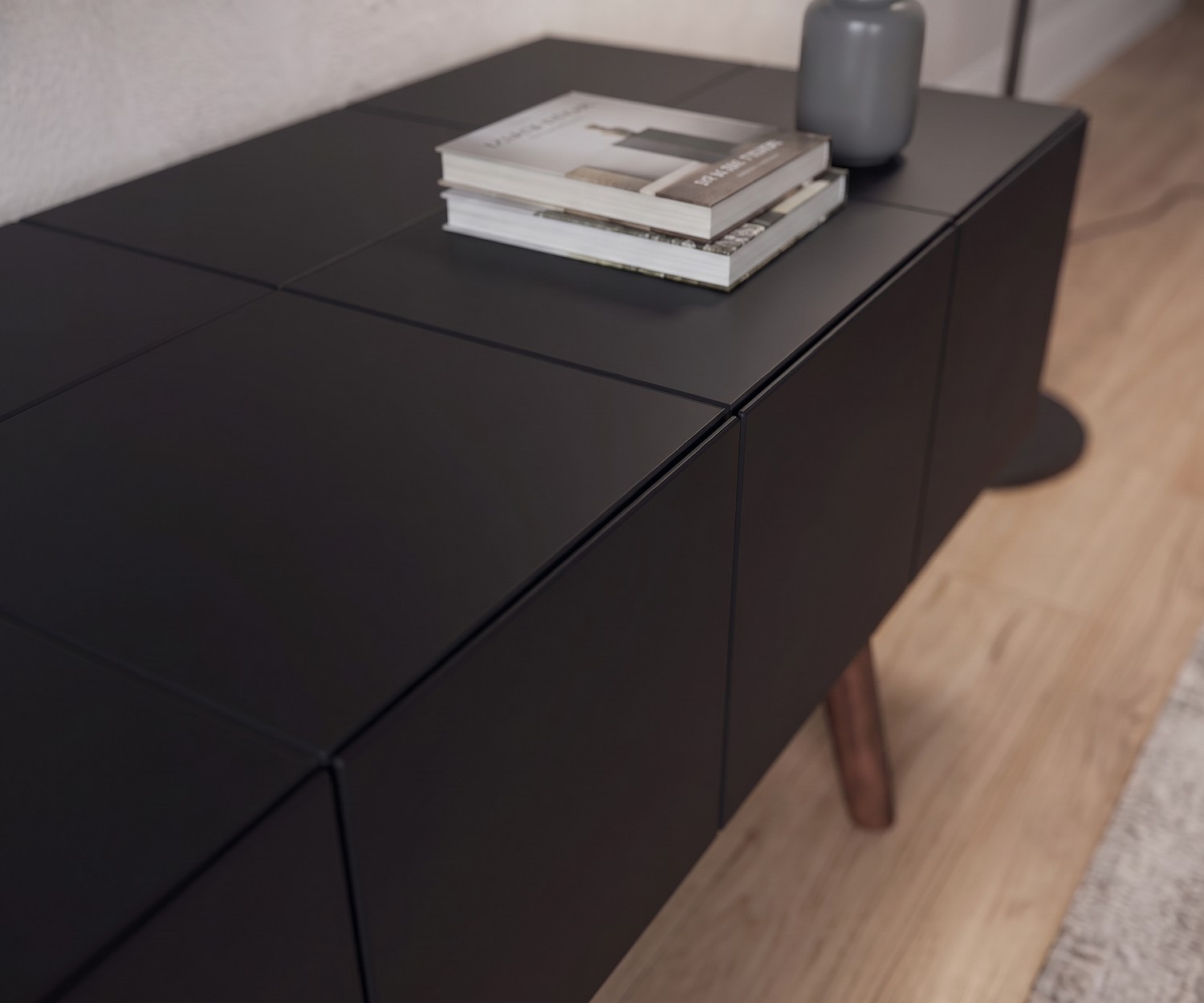 Mobile basso di design al2 MOS-I-KO 005 B nero opaco Mobile TV basso al2 MOS-I-KO 005 B in nero opaco, dettaglio del frontale senza maniglie e gambe in legno stile rétro.