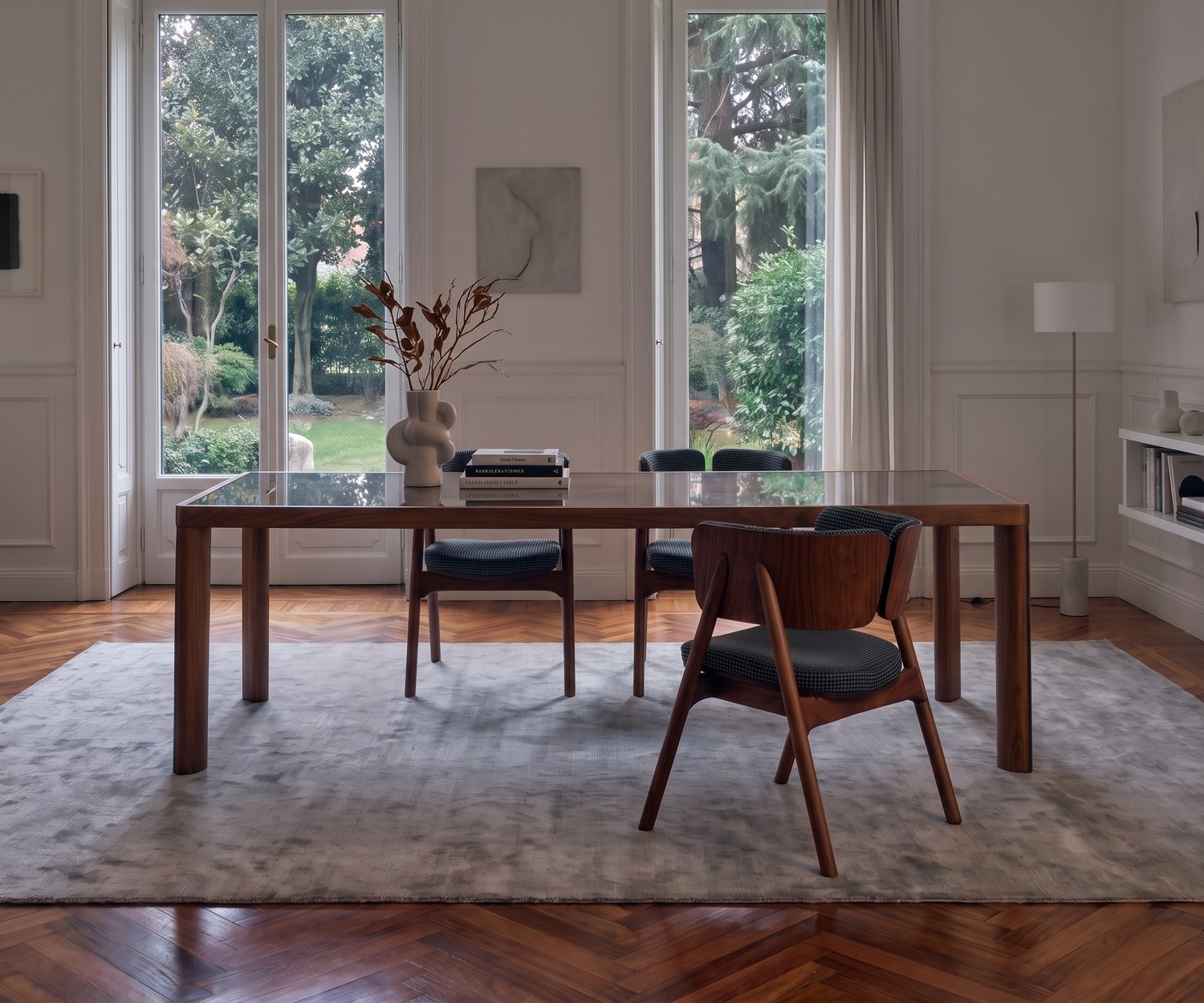 Tavolo da pranzo in legno al2 ka-bera 001 b in una sala da pranzo moderna con sedie abbinate e credenza.