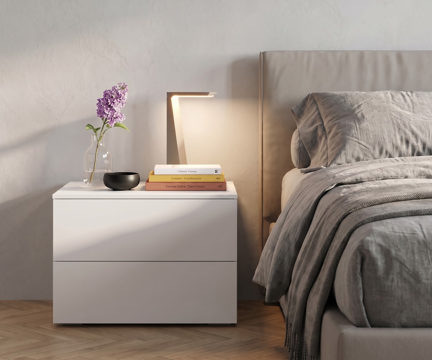 Comodino di design bianco Livitalia Atena Comodino Livitalia Atena in camera da letto: Moderno comodino bianco con due cassetti accanto a un letto accogliente.