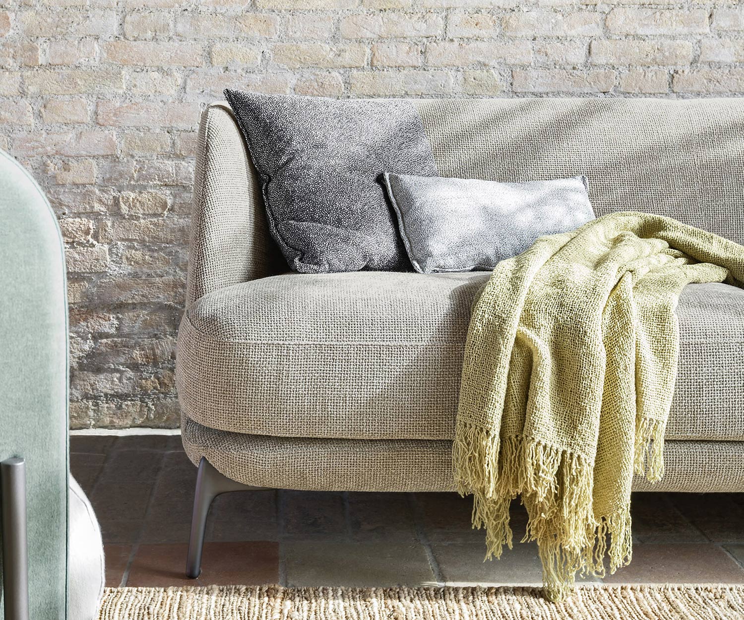 Novamobili Divano Dettaglio in velluto Piedi in metallo Novamobili Divano Dettaglio in velluto Piedi in metallo