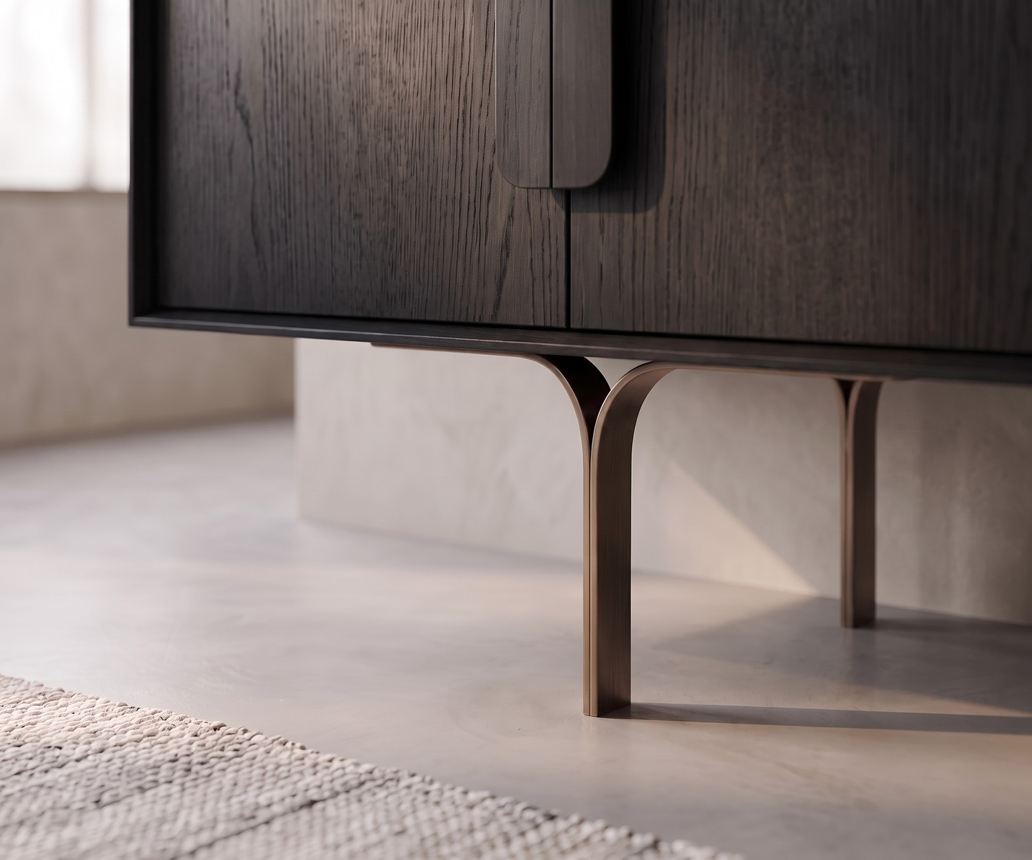 Credenza di design al2 Mobius 003 in rovere carbone scuro in un soggiorno minimalista sotto un grande specchio rotondo.