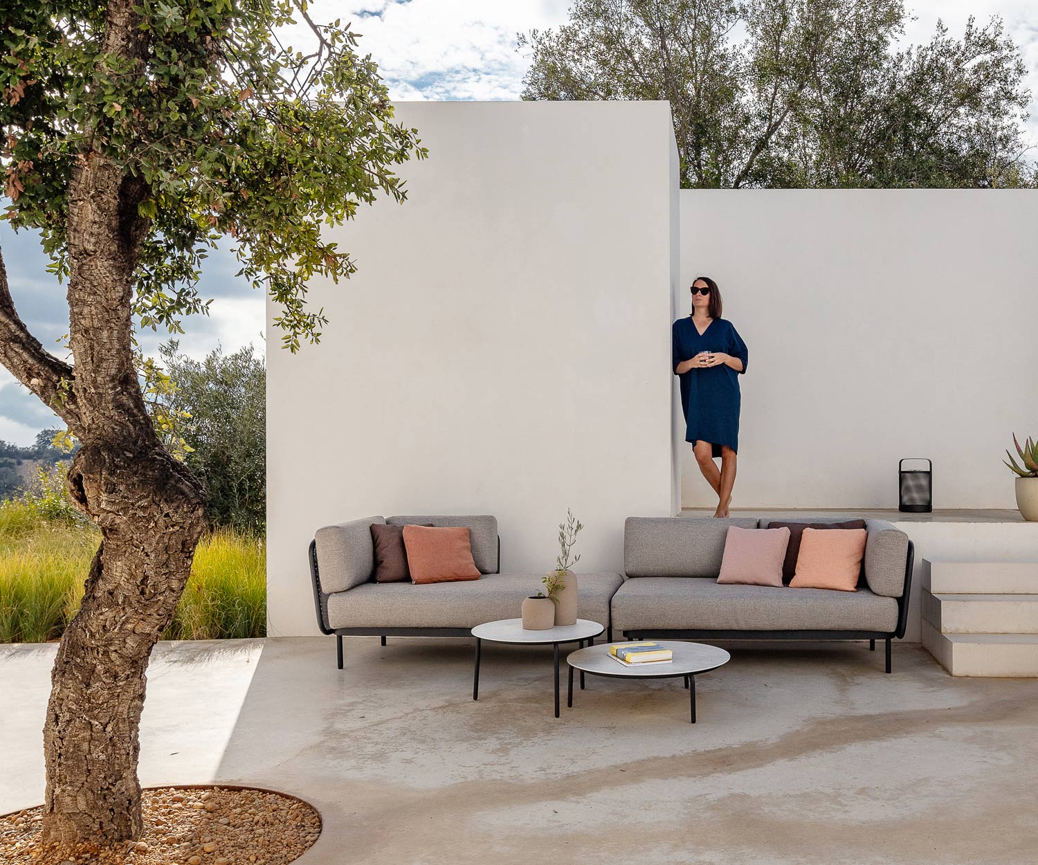 Todus Tavolino di design Starling sulla terrazza con il lettino Baza Todus Tavolino di design Starling sulla terrazza con il lettino Baza