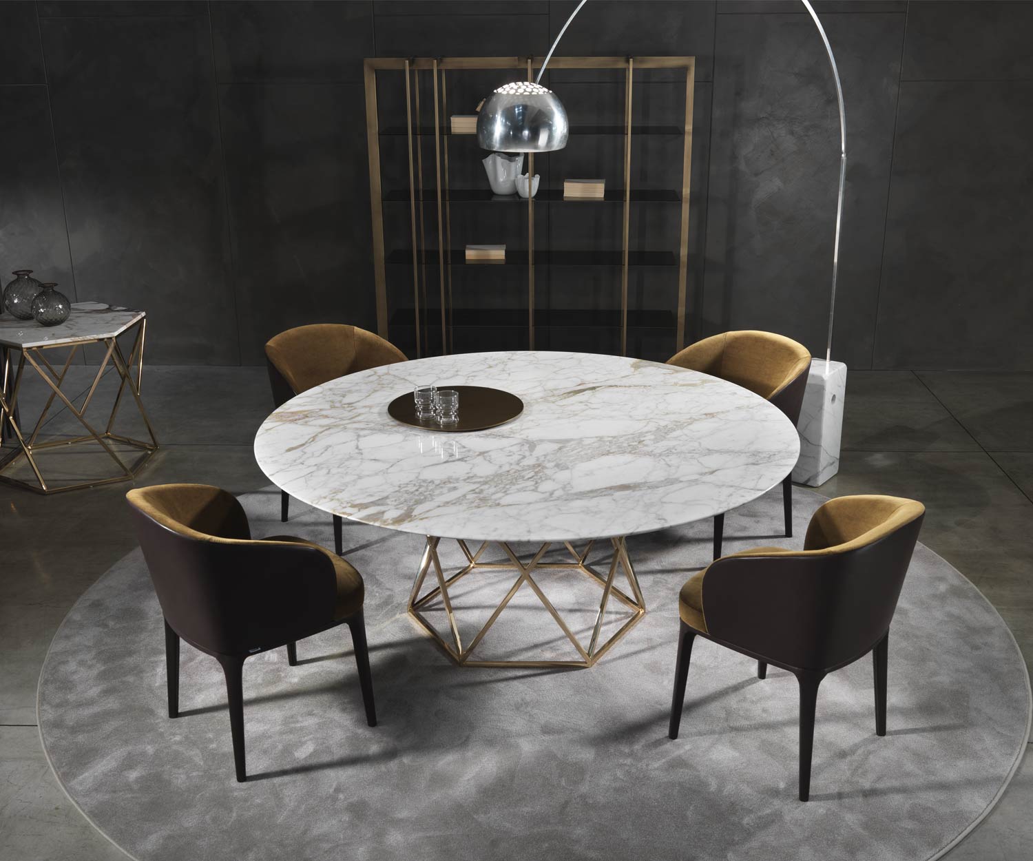 Tavolo da pranzo di lusso di design Marelli in marmo Tatlin con sedie nella sala da pranzo Tavolo da pranzo di lusso di design Marelli in marmo Tatlin con sedie nella sala da pranzo