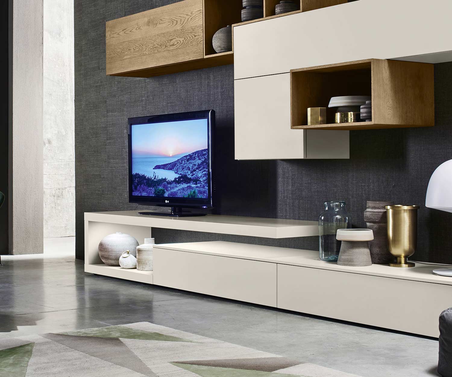 Mensola da parete per TV dal design moderno Livitalia come superficie per il televisore