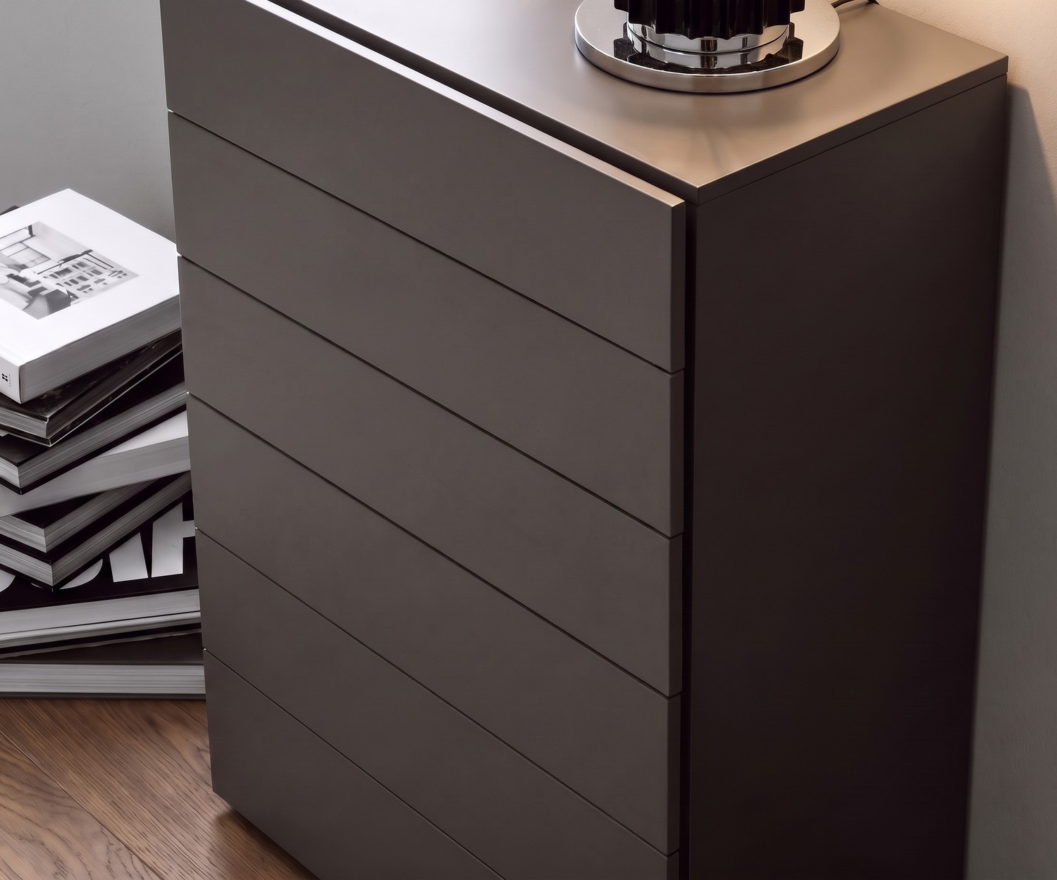 Settimanale Easy di Novamobili per camera da letto in grigio scuro, cassettiera alta moderna con 6 cassetti senza maniglie.