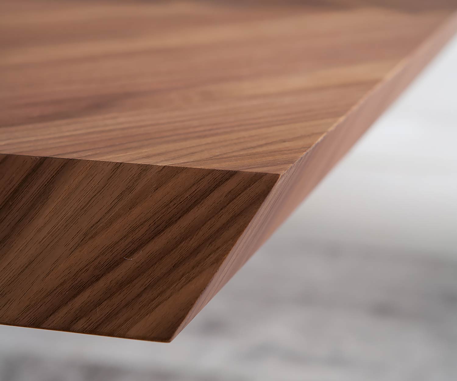 Tavolo da pranzo di design di alta qualità in dettaglio con bordo smussato Tavolo da pranzo di design di alta qualità in dettaglio con bordo smussato