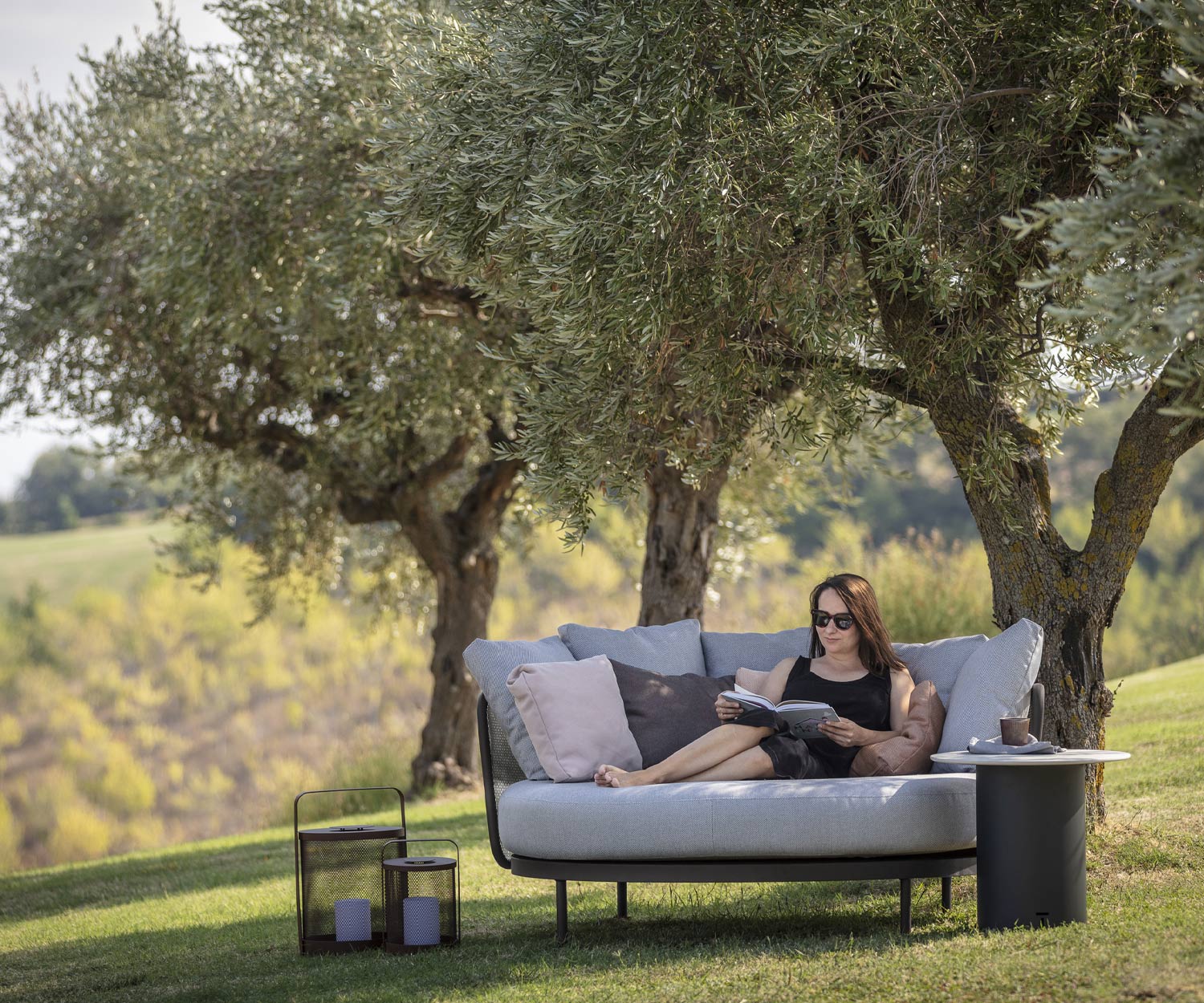 Punto d'ombra con Todus Baza Round Designer Daybed sotto gli alberi. Punto d'ombra con Todus Baza Round Designer Daybed sotto gli alberi.