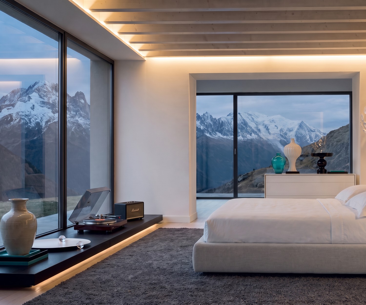 Basamento e panca TV Livitalia EASY Panca basamento TV Livitalia EASY per camera da letto, finitura legno scuro con illuminazione a LED integrata.