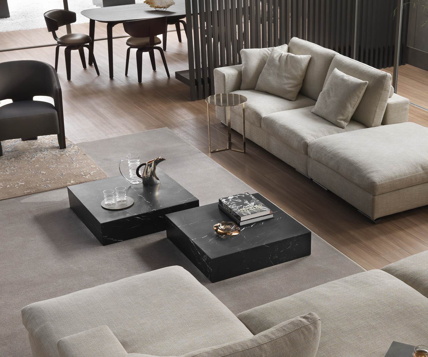 Tavolino senza piedistallo in marmo Thor di Marelli in Calacatta Gold accanto allo sgabello Tavolino senza piedistallo in marmo Thor di Marelli in Calacatta Gold accanto allo sgabello