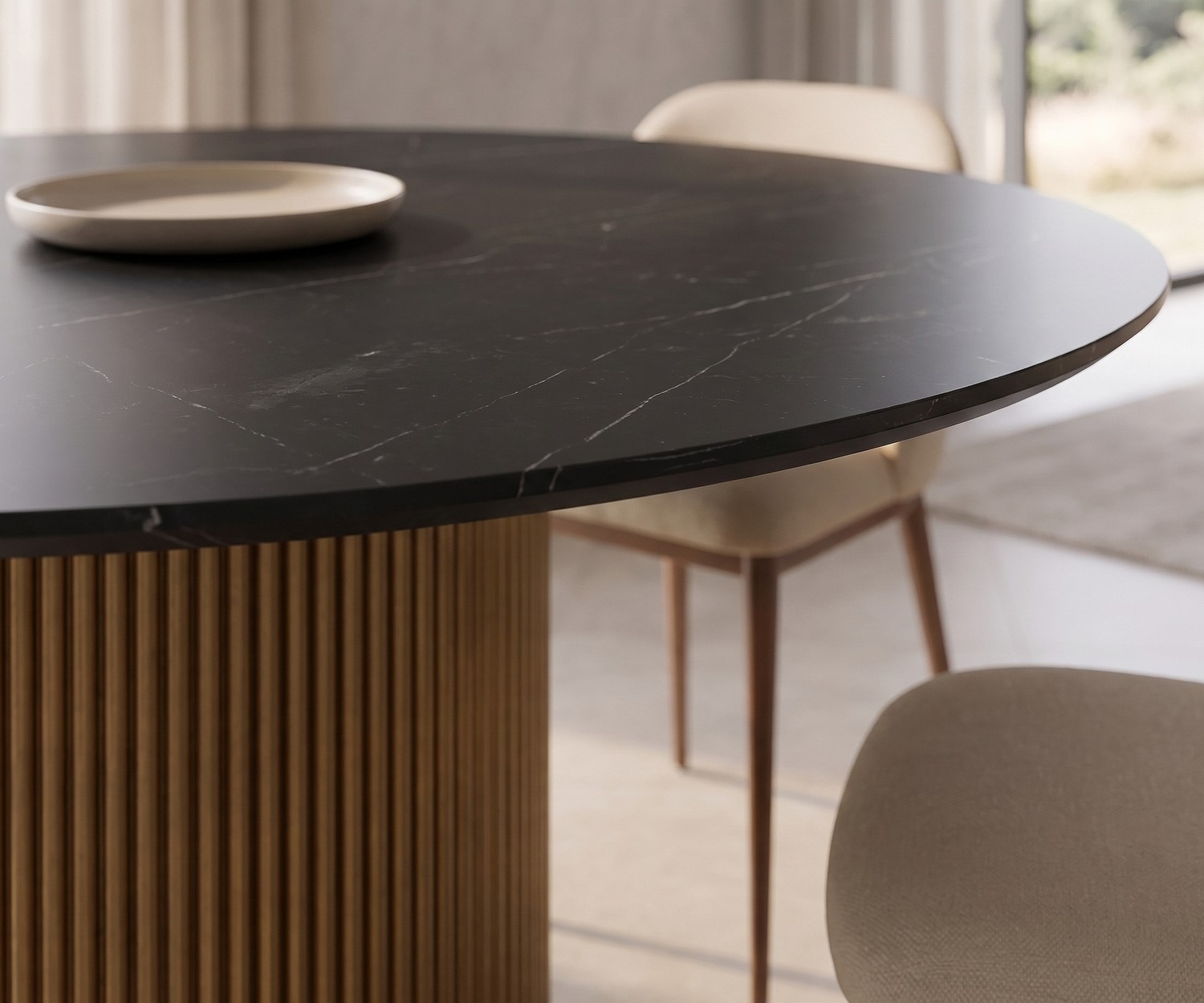 Tavolo da pranzo rotondo al2 dakry br 001 con base scanalata Tavolo da pranzo rotondo al2 dakry br 001 con piano in ceramica nera effetto marmo e base a colonna in legno scanalato