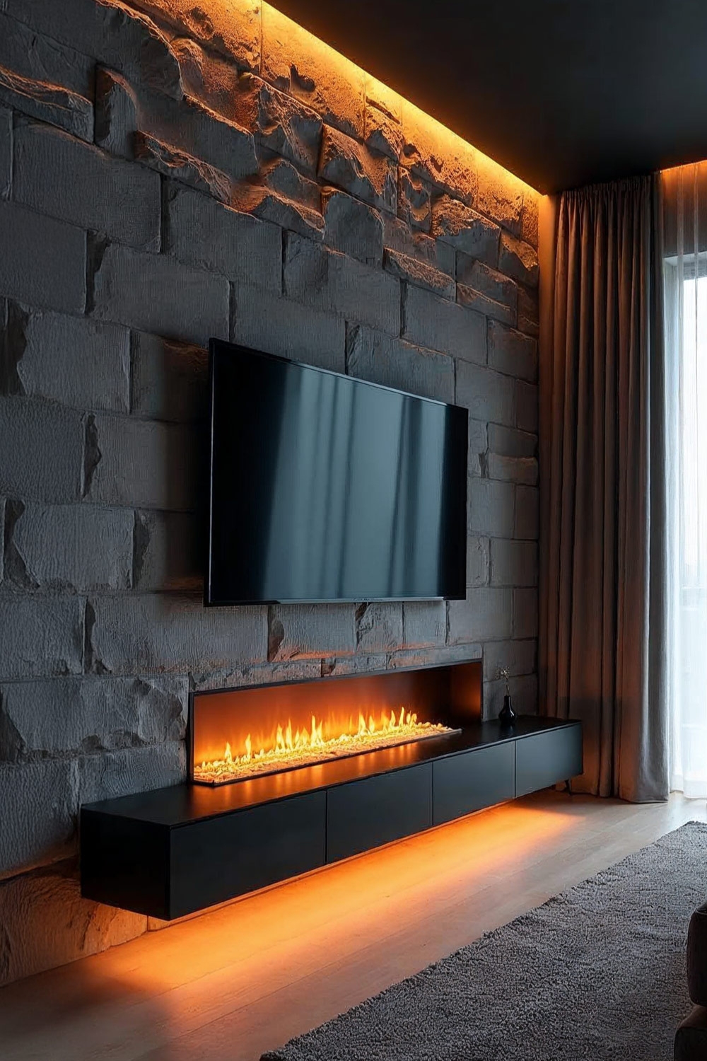 lowboard-scuro-con-camino-elettrico-sotto-la-tv-su-rivestimento-murale-effetto-pietra