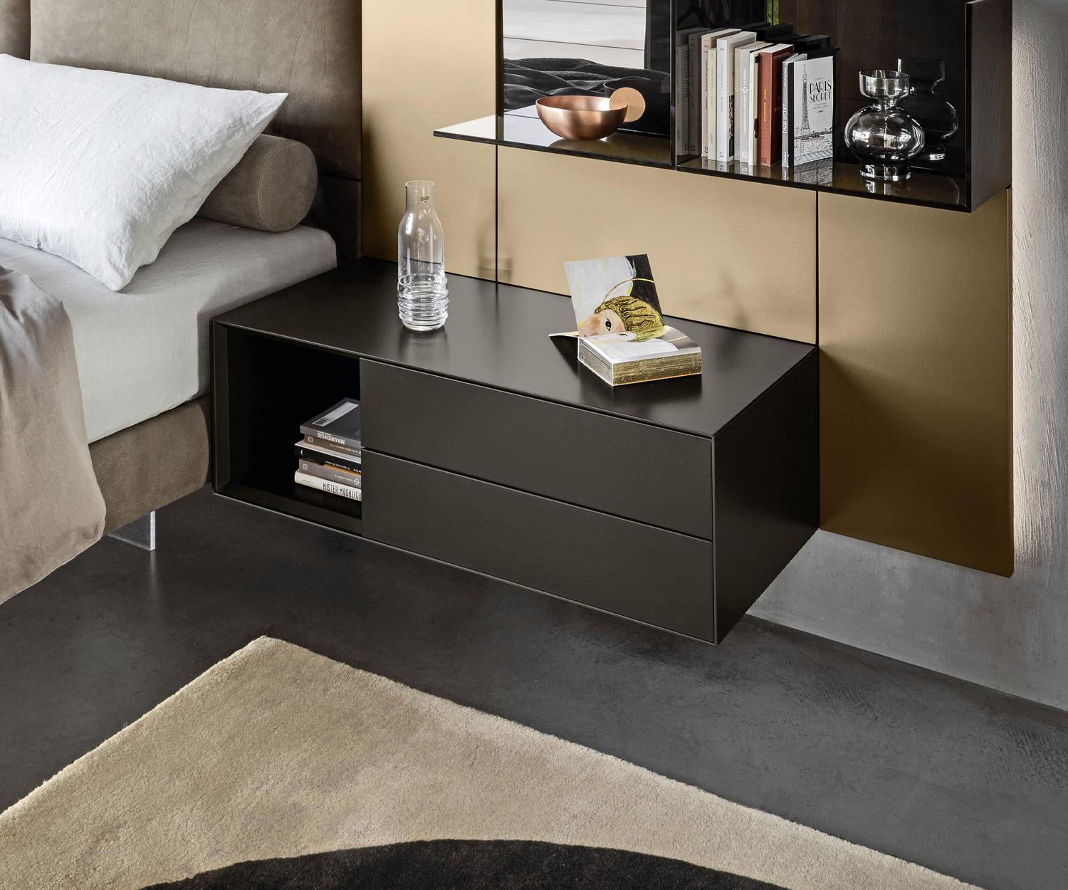 Comodino senza maniglie Ecletto aperto da Livitalia 2 cassetti appesi accanto al letto Comodino senza maniglie Ecletto aperto da Livitalia 2 cassetti appesi accanto al letto