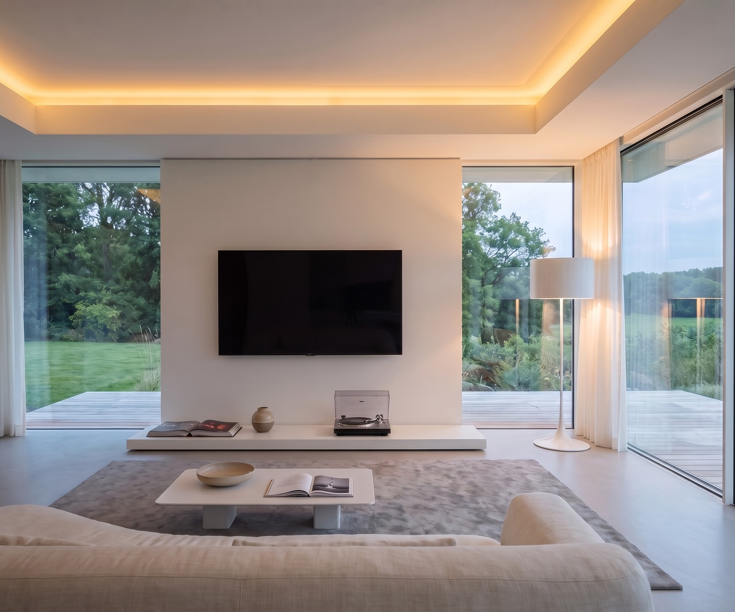 Panca zoccolo pedana TV Livitalia Easy in bianco opaco in un soggiorno moderno dal design minimale.
