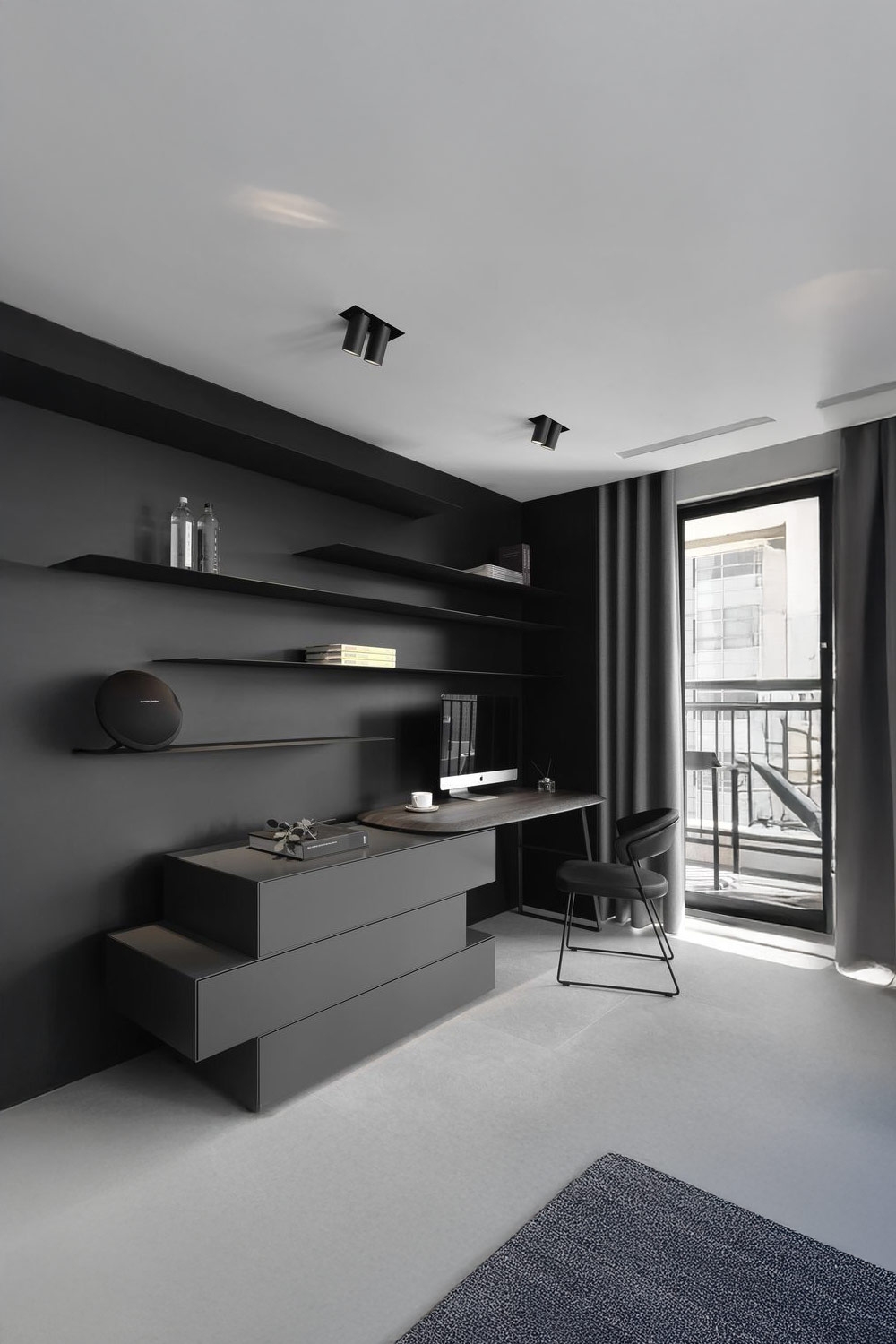 ufficio-arredato-in-grigio-scuro-con-cassetti-e-scaffali-sfalsati
