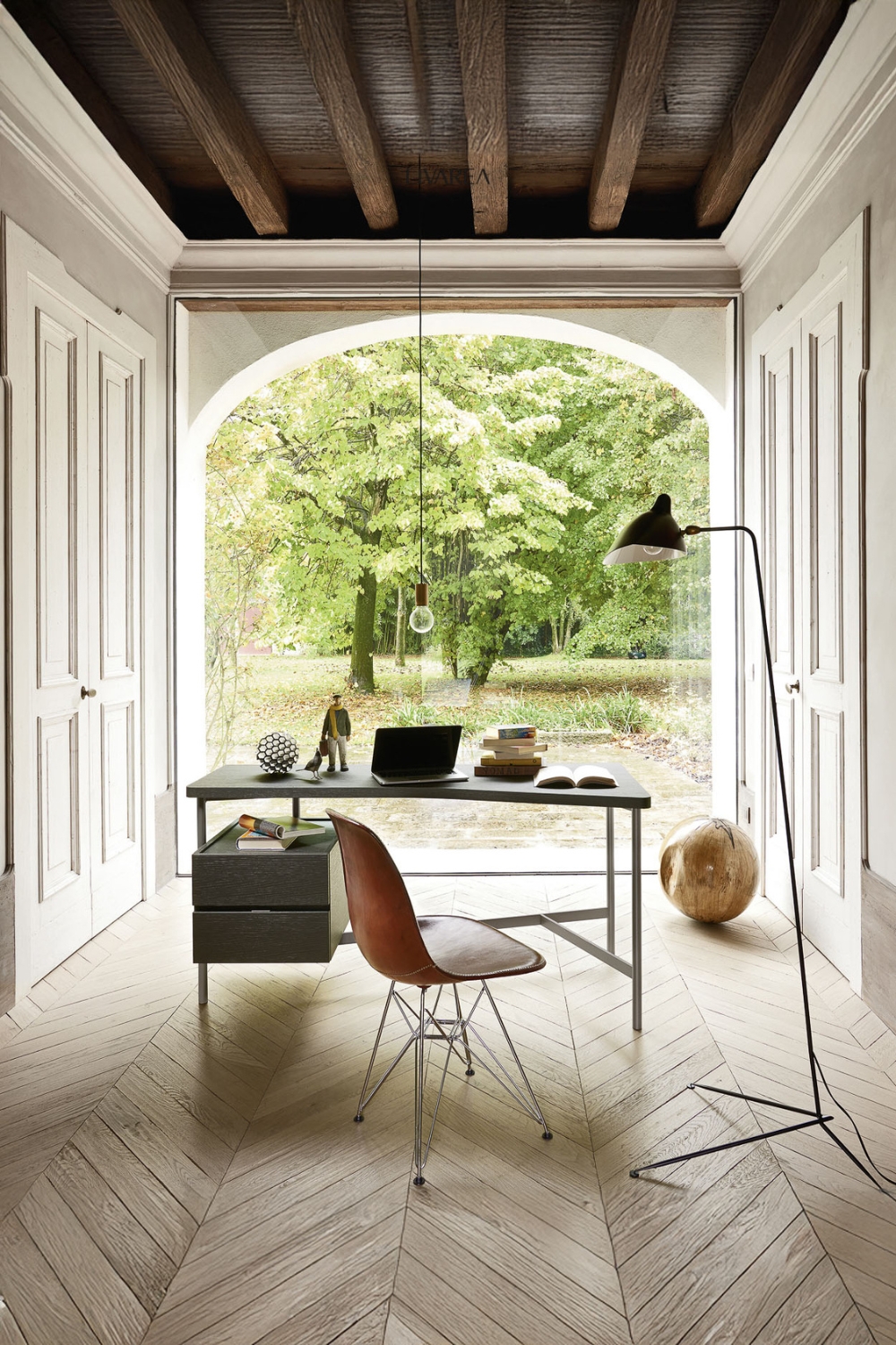 ufficio-con-scrivania-minimalista-sedia-semplice-lampada-da-terra-moderna-e-vista-su-un-giardino