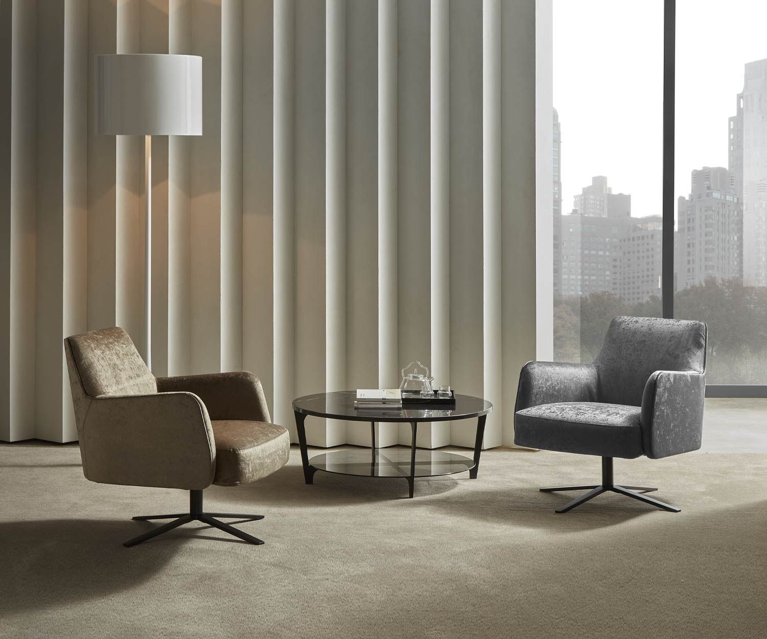 Poltrona esclusiva Marelli Design Clipper in beige con base girevole incrociata Poltrona esclusiva Marelli Design Clipper in beige con base girevole incrociata