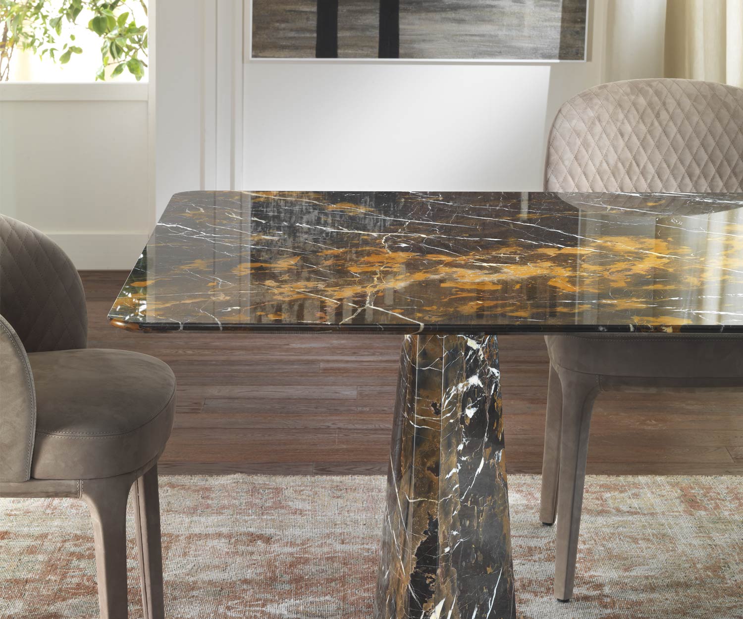 Tavolo da pranzo dal design esclusivo Piano del tavolo con dettagli in marmo nero e oro 