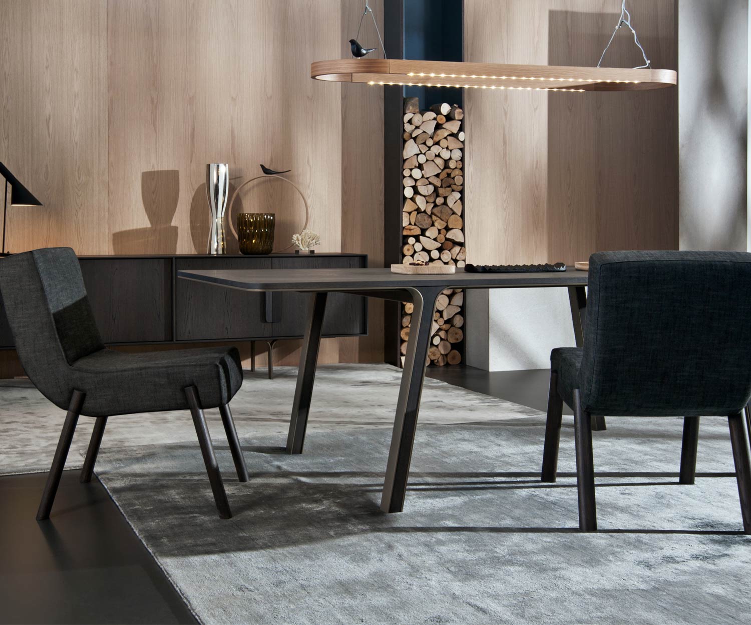 Tavolo da pranzo di design moderno per la sala da pranzo con gambe in eucalipto massiccio