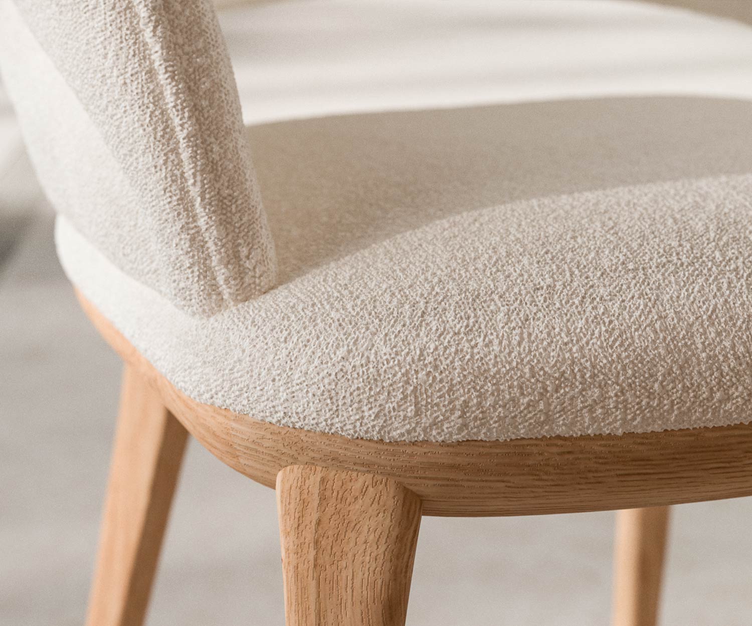 Ozzio Baia S012 sedia imbottita morbida di colore chiaro con rovere Ozzio Baia S012 sedia imbottita morbida di colore chiaro con rovere