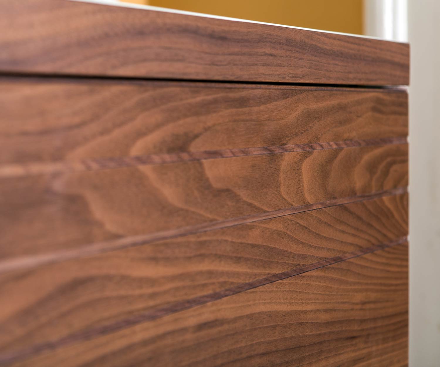 Moderno al2 o rizon design credenza dettaglio noce vista frontale doghe massello noce Moderno al2 o rizon design credenza dettaglio noce vista frontale doghe massello noce