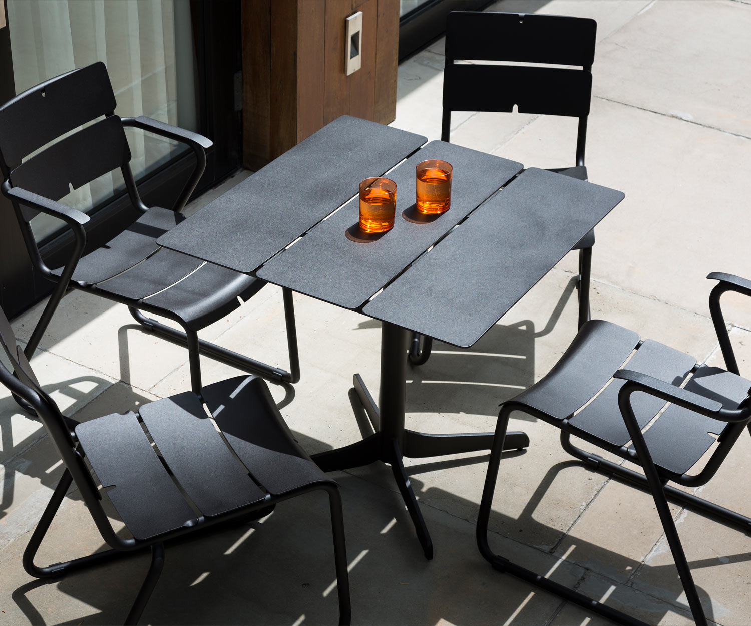 Moderno Oasiq Tavolo da pranzo di design in alluminio Ceru piano in antracite
