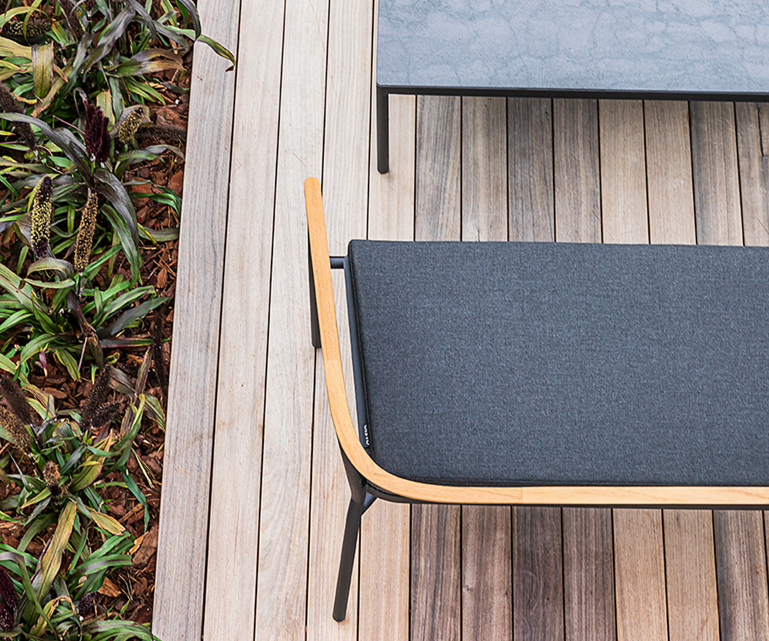 Alta qualità Oasiq Divano lounge per 2 persone in dettaglio schienale in teak cuscino di seduta antracite Alta qualità Oasiq Divano lounge per 2 persone in dettaglio schienale in teak cuscino di seduta antracite