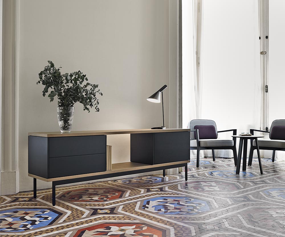 Credenza moderna a giorno Punt Doghe impiallacciate rovere nero Credenza moderna a giorno Punt Doghe impiallacciate rovere nero