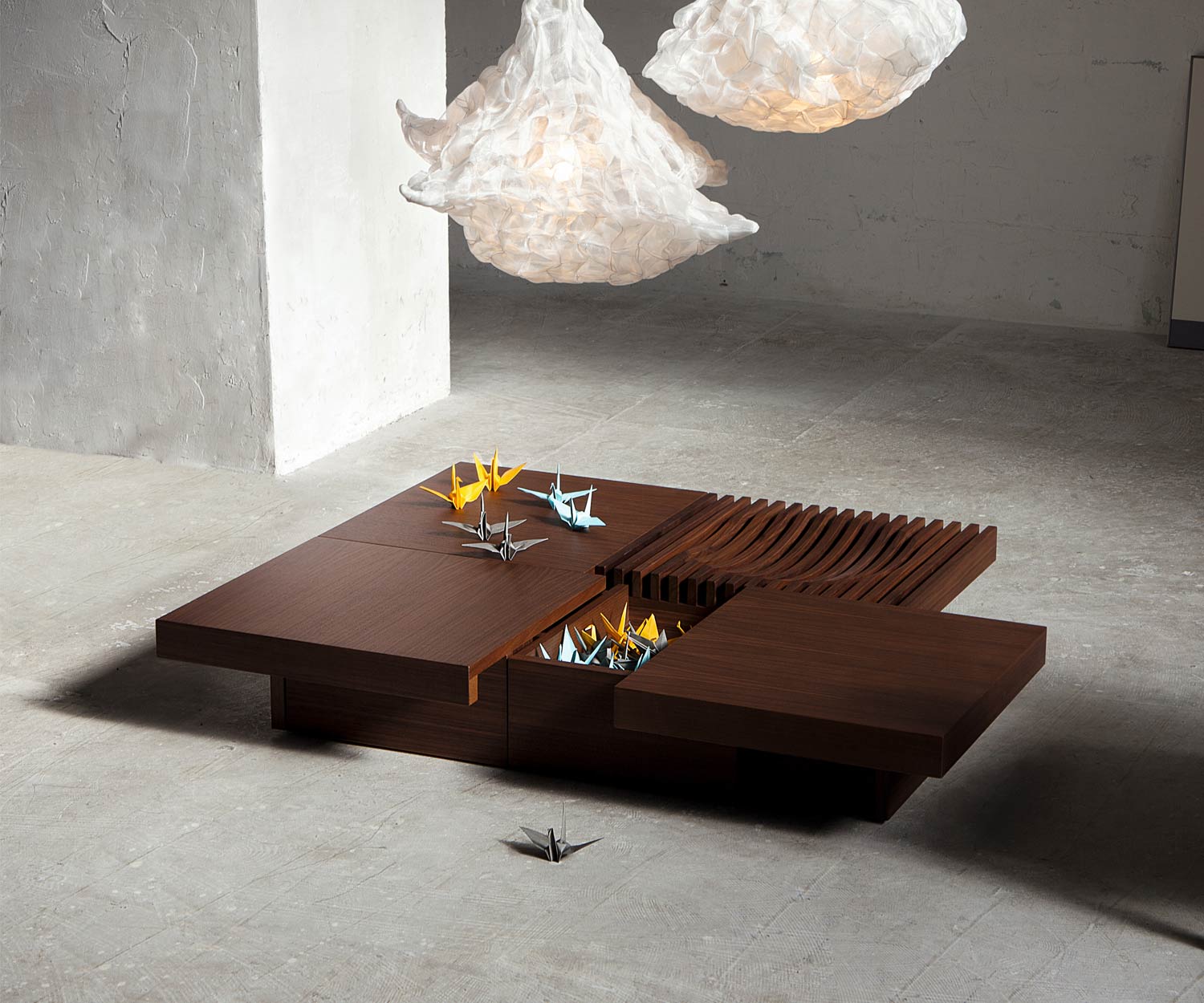 Esclusivo tavolino di design Conde House Barringer con vano nascosto aperto Esclusivo tavolino di design Conde House Barringer con vano nascosto aperto