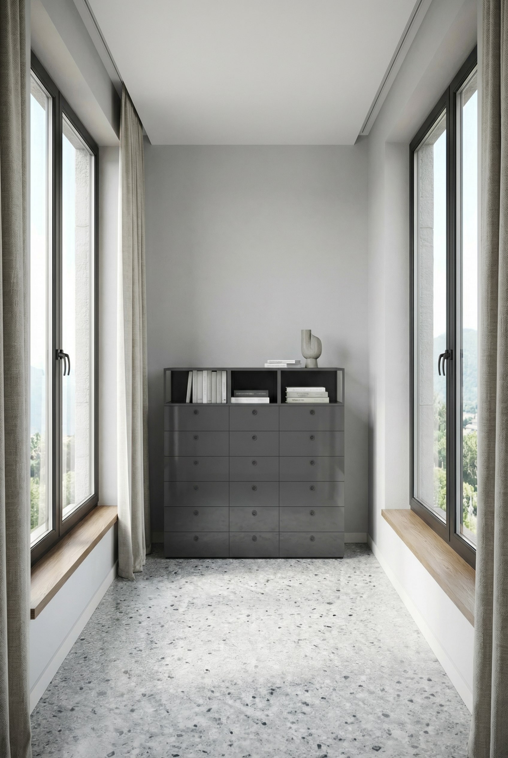 Comò di design alto e sottile in un corridoio moderno con molto spazio libero a terra. Comò di design alto e sottile in un corridoio moderno con molto spazio libero a terra.