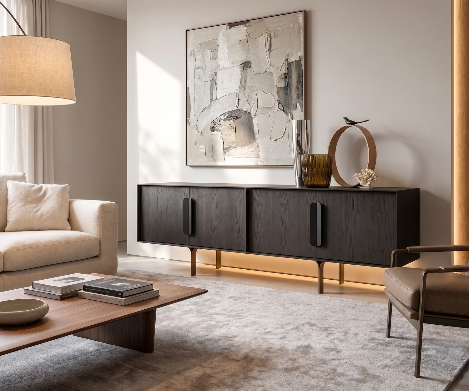 Credenza di design al2 Mobius 003 in rovere carbone scuro in un soggiorno minimalista sotto un grande specchio rotondo.