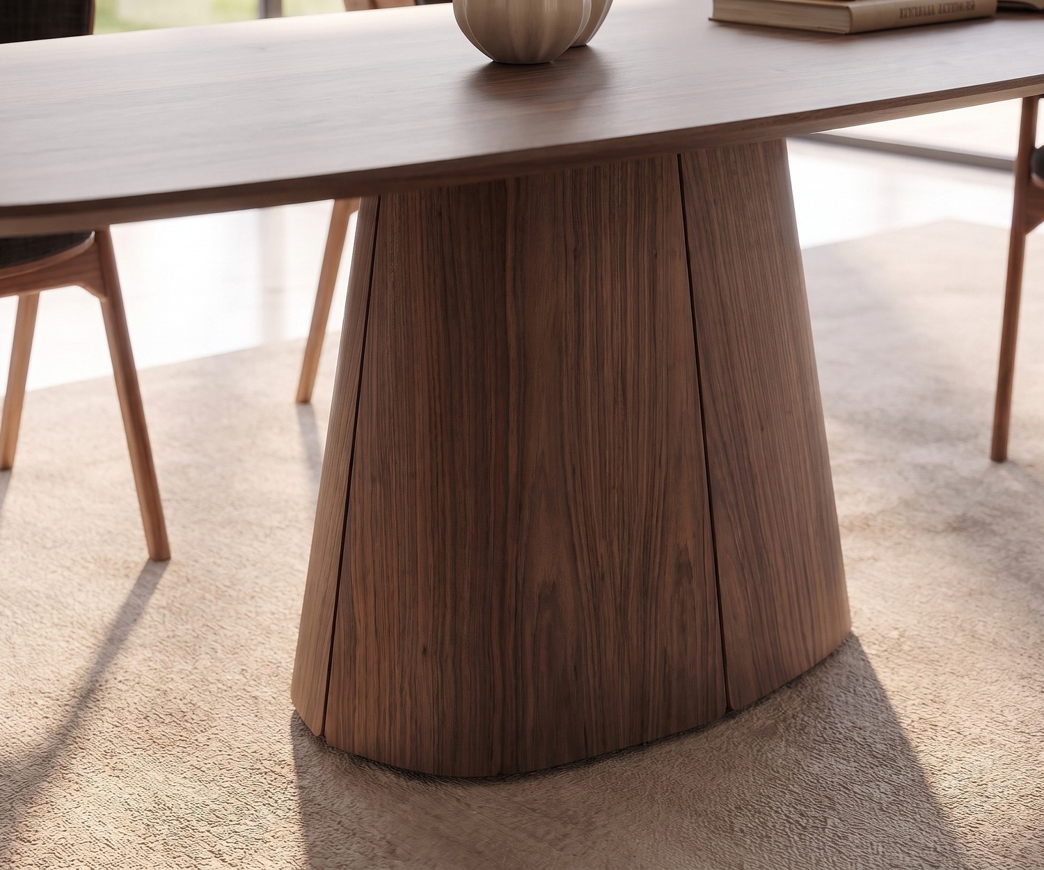 Tavolo da pranzo ovale in legno al2 tessera 001 in una sala da pranzo moderna e luminosa con sedie di design.