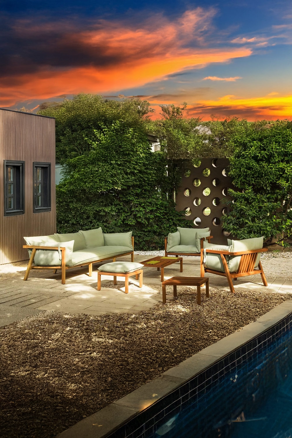 terrazza mediterranea con mobili da giardino dal design uniforme