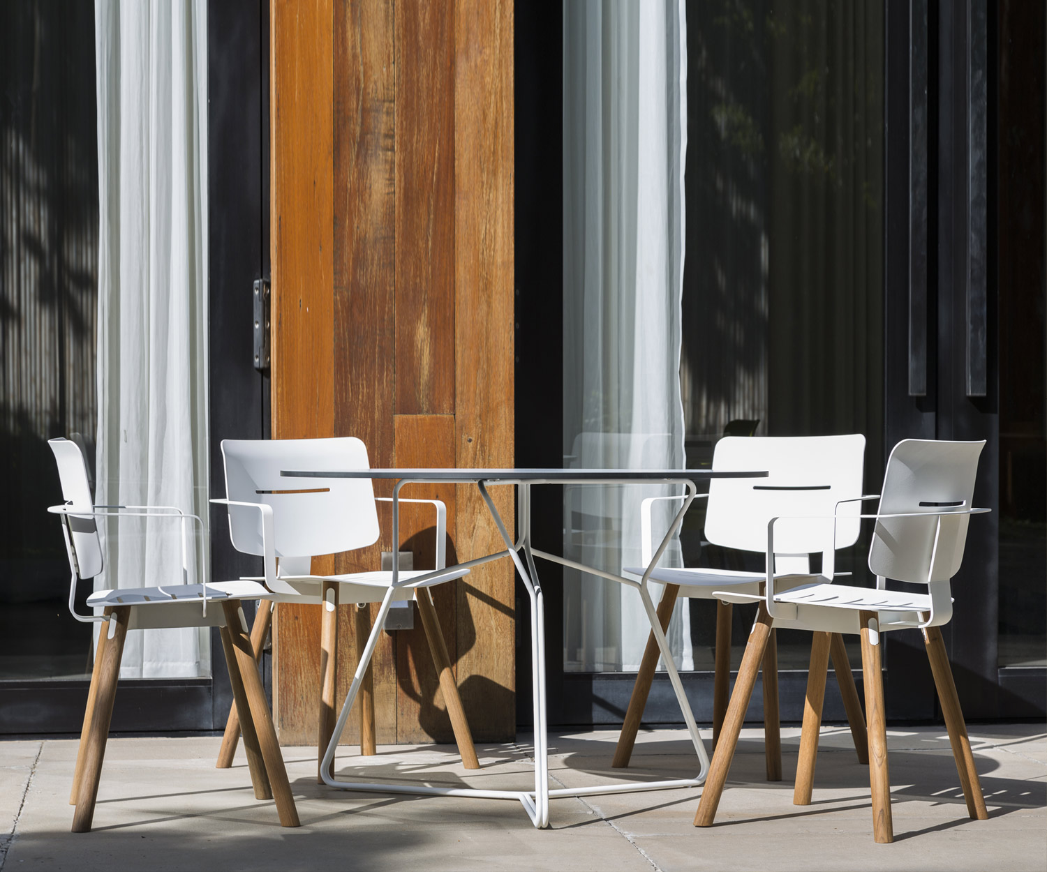Esclusiva sedia di design Oasiq Coco in alluminio teak con seduta in alluminio Esclusiva sedia di design Oasiq Coco in alluminio teak con seduta in alluminio