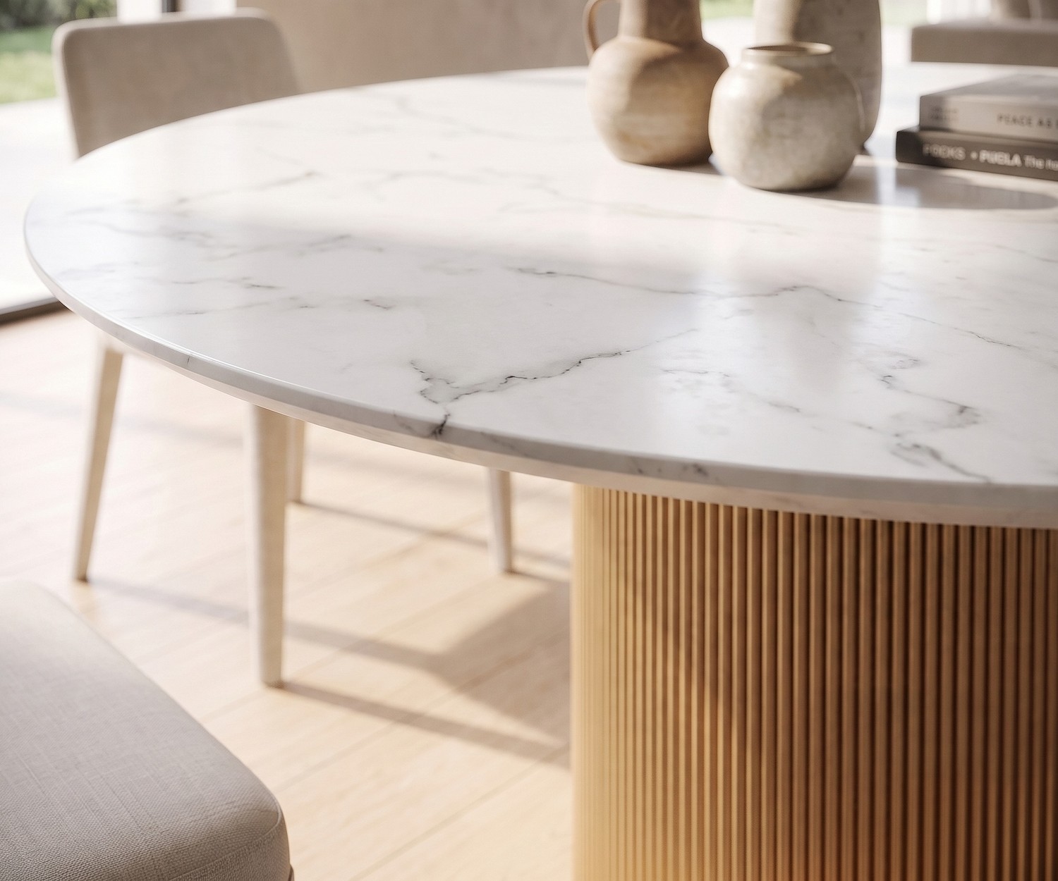 Tavolo da pranzo rotondo al2 dakry br 001 per sala da pranzo, moderno tavolo con piano in marmo e base scanalata dorata.