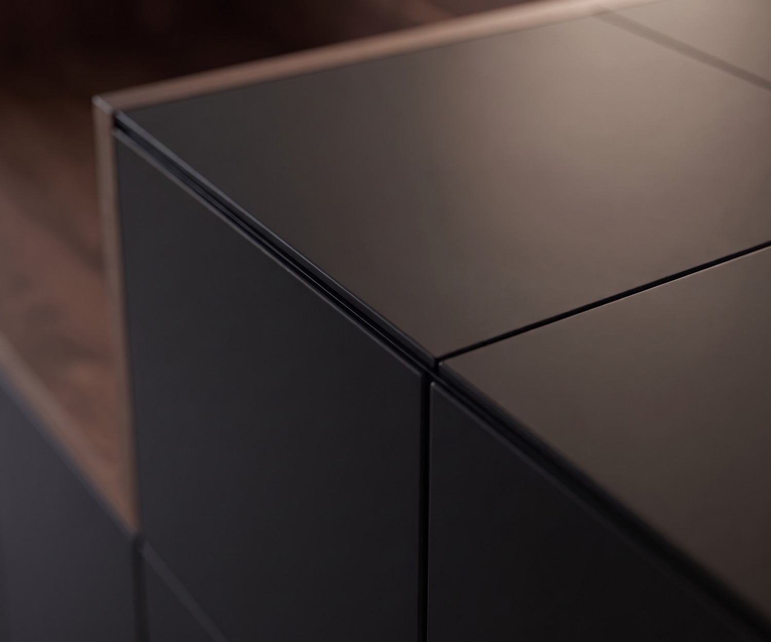 Credenza di design al2 MOS-I-KO 003 A per soggiorno: dettaglio della finitura laccata opaca grigio scuro e bordi precisi.
