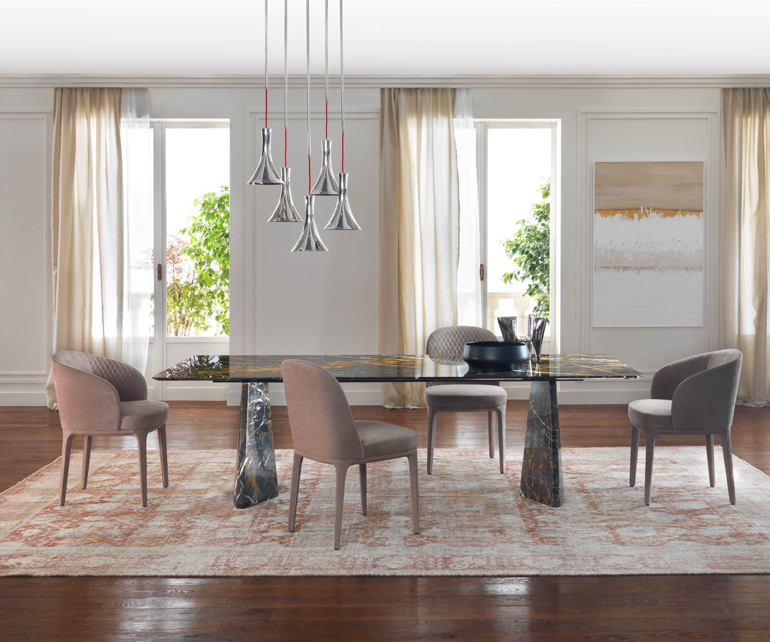 Tavolo da pranzo in marmo dal design elegante nella sala da pranzo con sedie raggruppate in un ensemble