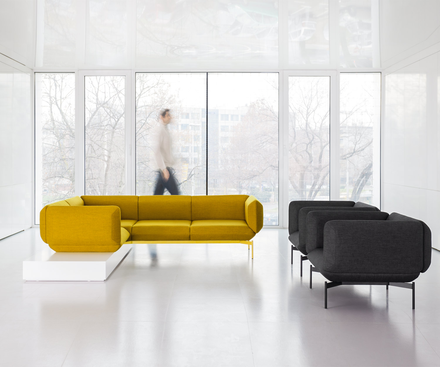 Moderno Prostoria Segmento di poltrona di design in giallo e uno in nero