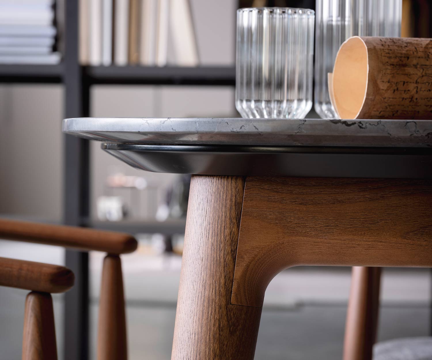 Dettaglio piano del tavolo gambe in marmo di noce da Novamobilis Hanami Dettaglio piano del tavolo gambe in marmo di noce da Novamobilis Hanami