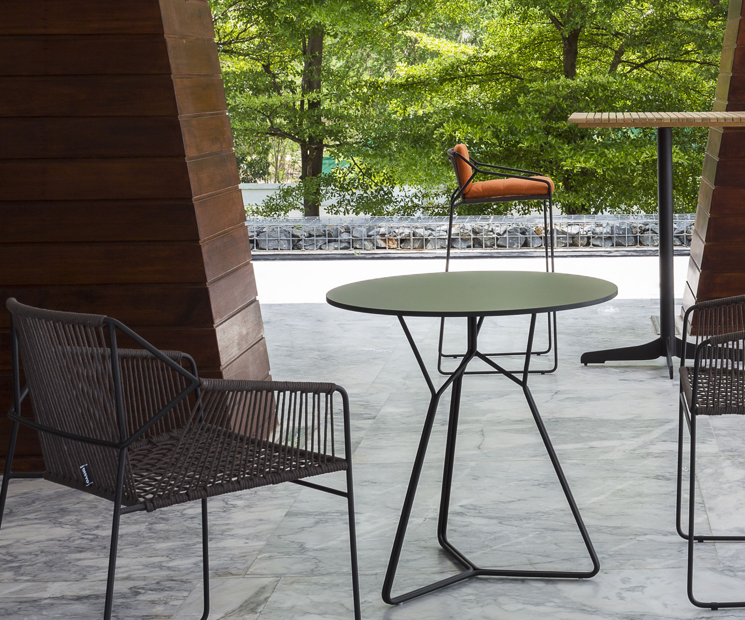 Alta qualità Oasiq Tavoli da giardino di design in acciaio inox della serie Serac in grigio scuro Alta qualità Oasiq Tavoli da giardino di design in acciaio inox della serie Serac in grigio scuro