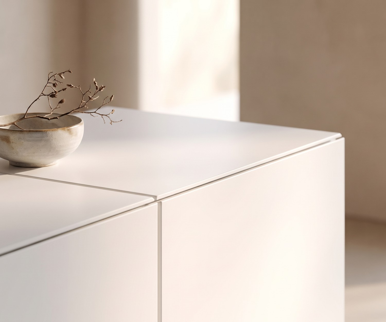 Credenza di design al2 MOS-I-KO 003 B in bianco opaco, dettaglio del piano d'appoggio con ciotola in ceramica decorativa.