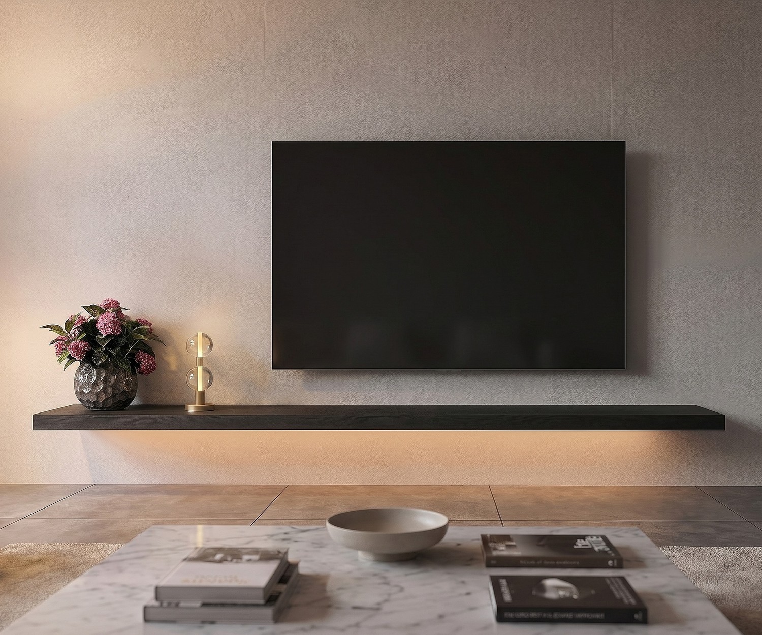 Mensola TV sospesa Livitalia con LED Mensola TV sospesa Livitalia nera sotto la TV in un soggiorno moderno con retroilluminazione a LED.