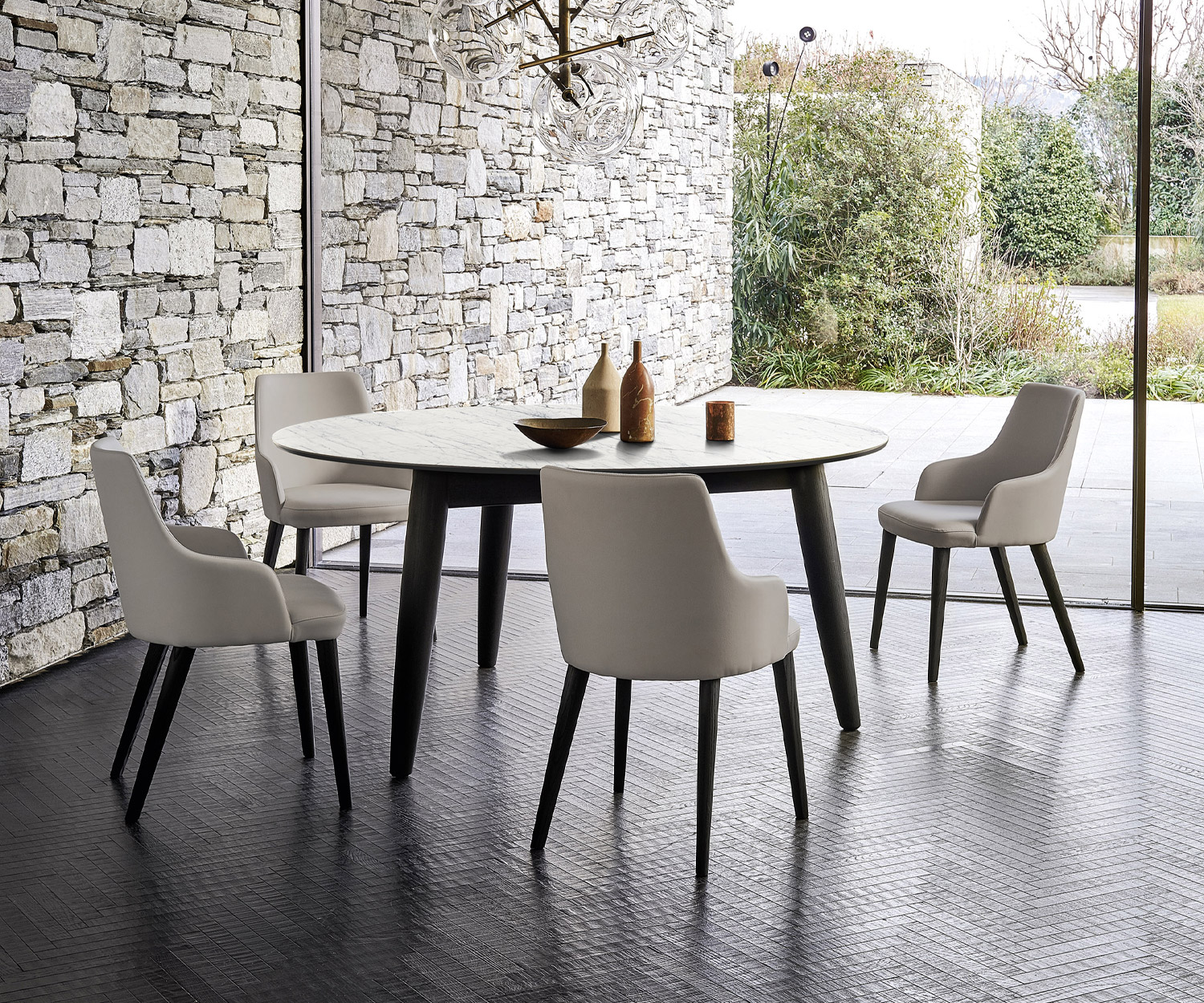 Sedia imbottita grigia per sala da pranzo Eva di Livitalia in sala da pranzo di design a un tavolo Sedia imbottita grigia per sala da pranzo Eva di Livitalia in sala da pranzo di design a un tavolo