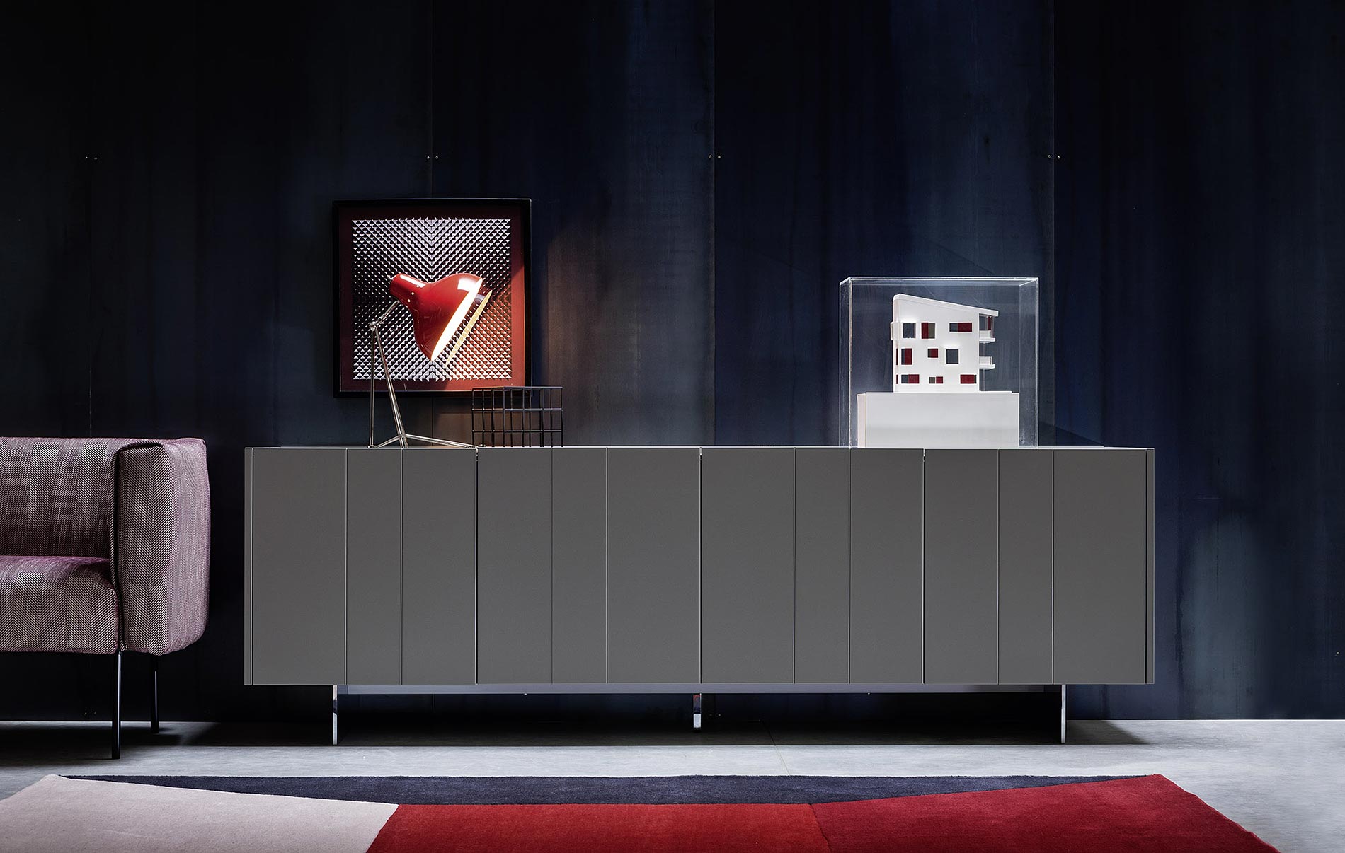 Credenza grigia senza maniglie