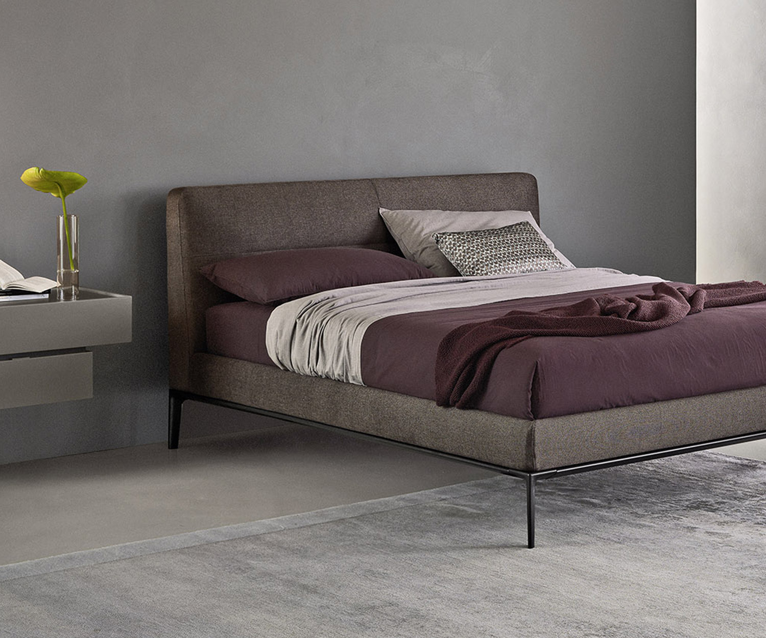 Comodo letto Dorian di Livitalia Design su gambe strette Comodo letto Dorian di Livitalia Design su gambe strette